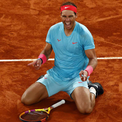 Rafael Nadal jublar på knä.