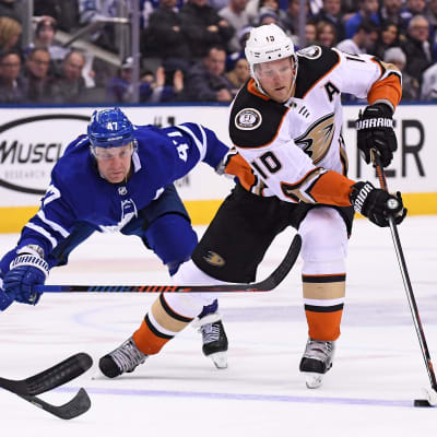 Leo Komarov kämpar om pucken tillsammans med Corey Perry.