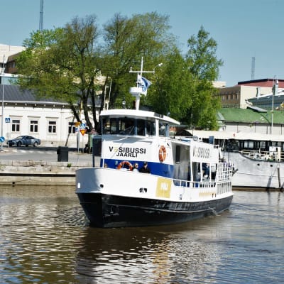 Föli sjöbuss Jaarli vid Aura å.