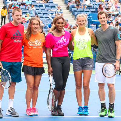 Serena Williams (kesk.) ja Andy Murray (oik.) ottivat kantaa tenniksen tasa-arvokeskusteluun.