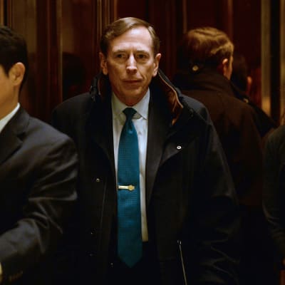 Entinen CIA-johtaja David Petraeus hississä Trump Towerissa New Yorkissa marraskuussa 2016. 