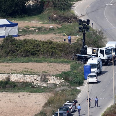 Polisen undersöker vraket av journalisten Daphne Caruna Galizias bil, som sprängdes med en bomb. Caruna Galizia dödades i explosionen.