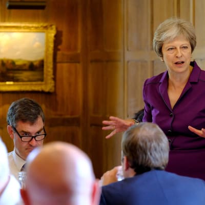Brittiska premiärministern Theresa May står och talar inför sin regering. 