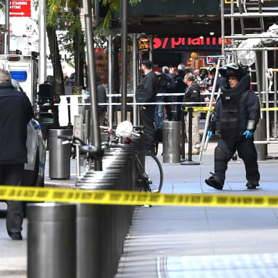 Bombtekniker utanför CNN:s kontor i New York på onsdagen. 