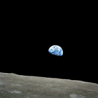 Fotografiet "Earthrise" med jorden som stiger över månslätten.