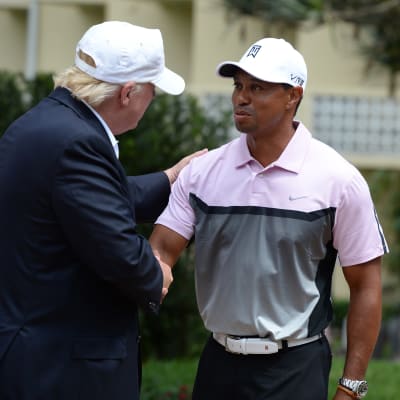 Donald Trump och Tiger Woods träffades och fastnade på bild 2014.
