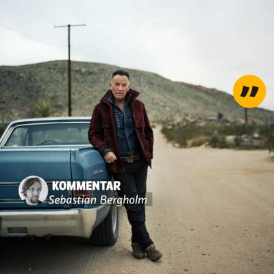 Bruce Springsteen poserar framför en bil på bilden inklistrat texten: kommentar och Sebastian Bergholm. 