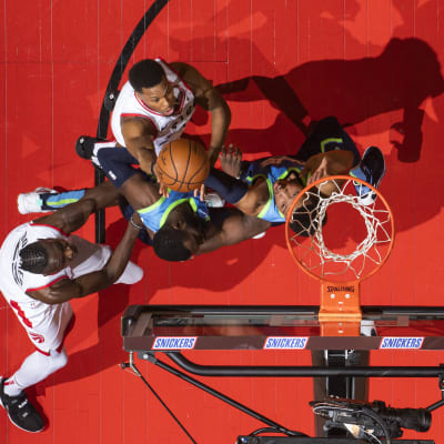 Raptorsin Kyle Lowry tekee korin Mavericksia vastaan NBA:ssa.