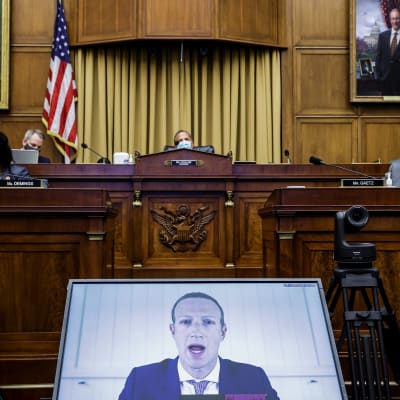 En skärm med Mark Zuckerbergs ansikte via videolänk i amerikanska jepresentanthusets justitieutskott.
