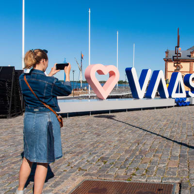 En stor reklamskylt för staden Vasa