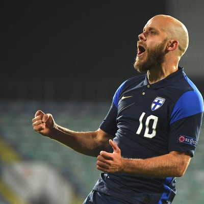 Teemu Pukki firar ledningsmålet mot Bulgarien.