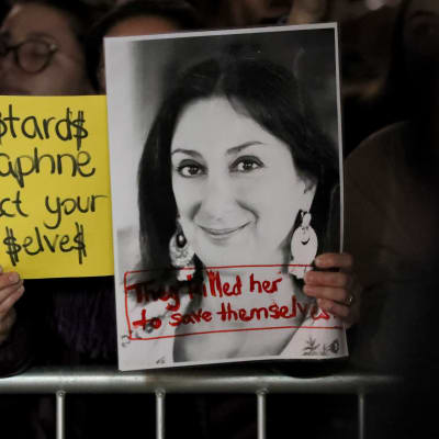 Plakat med bild på den mördade maltesiska journalisten Daphne Caruana Galizia.