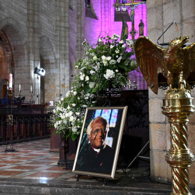 Begravningsmässan för anti-apartheidikonen Desmond Tutu hölls i katedralen S:t George i Kapstaden. 