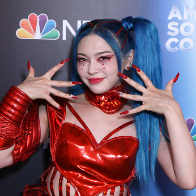 AleXa, vinnaren av American Song Contest 2022, i röd dräkt och blått långt hår