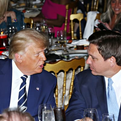 Donald Trump och Ron DeSantis vid samma bord i Florida i april 2021.