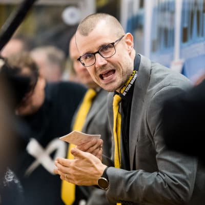 Ville Hämäläinen ropar åt sina spelare.