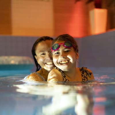 Krista ja Alisa Keltanen uimassa uima-altaassa