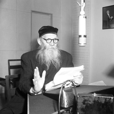 Yleisradion Fabianinkadun radiotalon studiossa kirjailija Frans Emil Sillanpää vuonna 1953.