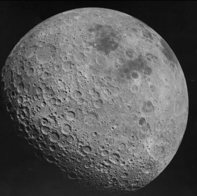 Månens baksida, här fotograferad av Apollo 16.