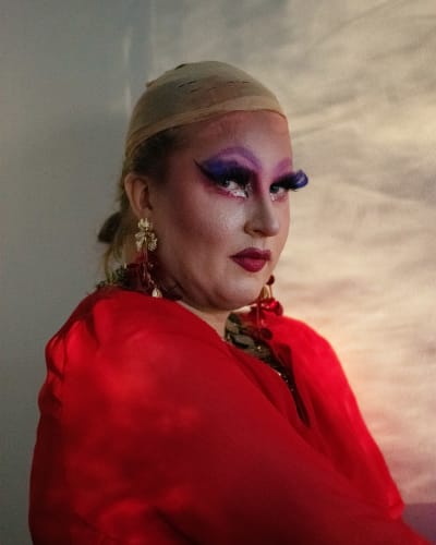 Queen of Lapland dokumentin päähenkilö Matin drag-hahmo meikattuna, ilman peruukkia