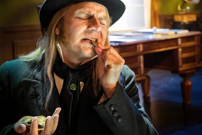 Ingemar Raukola gör en uttrycksfull och trovärdig rollprestation som den girige Ebenezer Scrooge i Charles Dickens berömda En Julsaga.