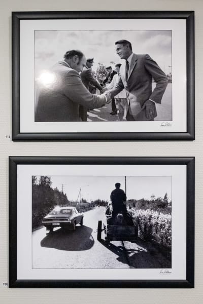 Två foton på en vägg, det nedre föreställer president Mauno Kovisto som skakar hand med en annan person, det nedre föreställer en bil som kör förbi en hästdragen vagn