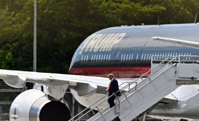 Donald Trump på väg ner för trappan från sitt flygplan på flygplatsen i Miami.