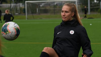 Olivia Kåhre med ögonen på bollen under PK-35:s träningar. 