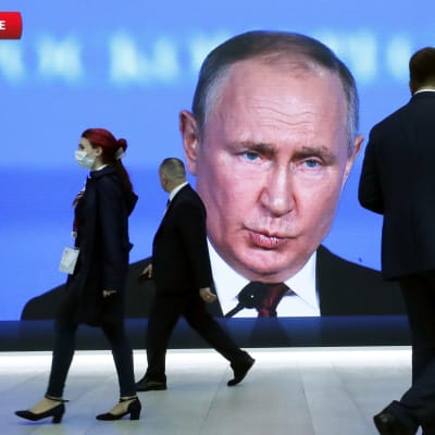 Vladimir Putin puhumassa Pietarin talousfoorumissa kesäkuussa 2022.