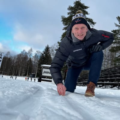 Markku Kaipainen tutkii Juvalla hiihdettävään maakuntaviestin kovaa latu-uraa.