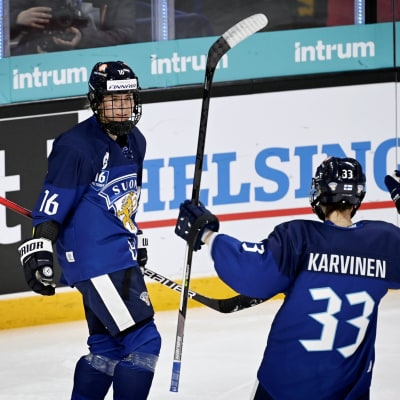 Petra Nieminen och Michelle Karvinen firar Finlands första mål.