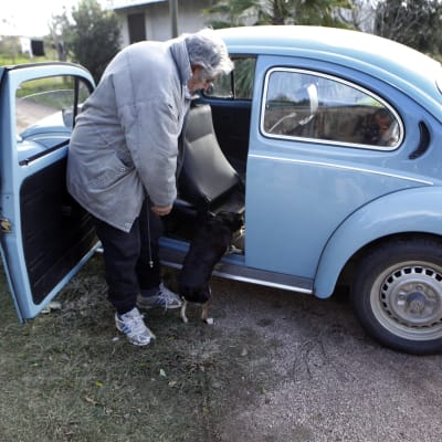 Mujica drog inte nytta av sina presidentförmåner utan fortsatte bo i ett litet hus på landet och körde en gammal Volkswagen.