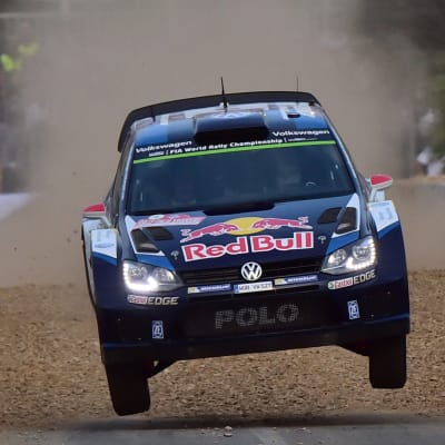 Jari-Matti Latvalas Volkswagen tog skada efter ett hopp.