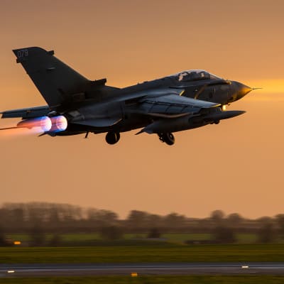 Brttiiska flygvapnets Tornado GR4 lyfter från flygbasen RAF Marham i England den 1 december 2015.