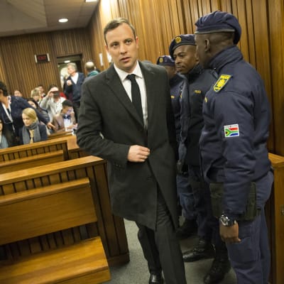 Paralympikern Oscar Pistorius stiger in i rättssalen i Pretoria 6.7.2017