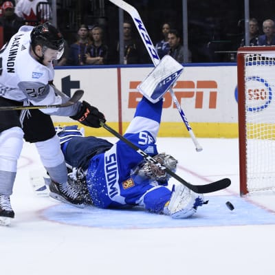 Nathan MacKinnon lägger in 3-0 bakom Pekka Rinne i World Cup 2016.
