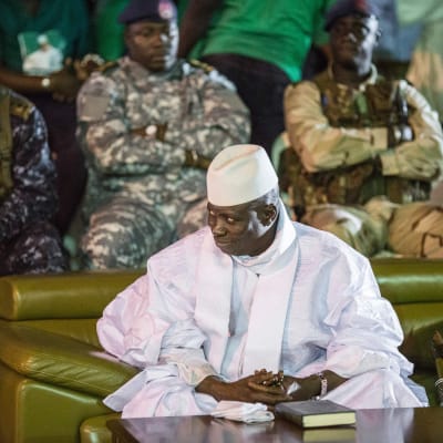Yahya Jammeh under valkampanjen i november, omgiven av soldater. 29.11.2016