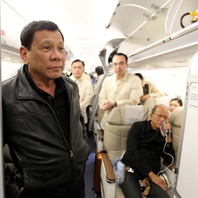 Filippinernas president Rodrigo Duterte ombord på ett flyg till Bangkok, Thailand 20.3.2017