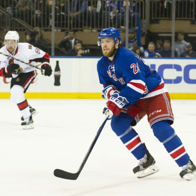Oscar Lindberg spelar ishockey för New York Rangers i NHL.