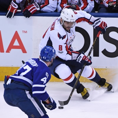 Alexander Ovetjkin och Leo Komarov går hårda dueller i NHL-slutspelet.
