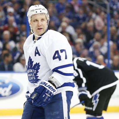 Leo Komarov på isen i Totontos tröja.