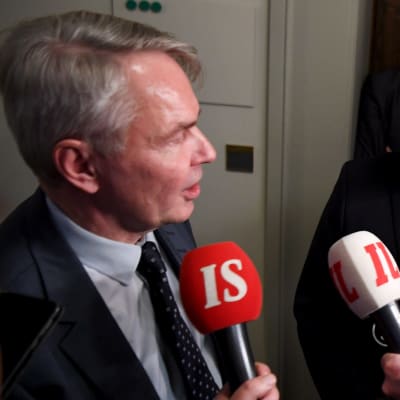 Utrikesminister Pekka Haavisto (Gröna) och ordföranden för Centerns riksdagsgrupp Antti Kurvinen i riksdagen den 12 december 2019.
