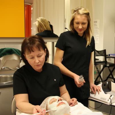 Kosmetologian opiskelijat Leena Salmi, Linda Röyskö ja Laura Pääkkönen