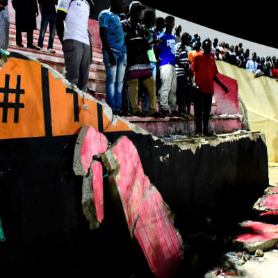 En vägg har rasat på en arena i Senegal