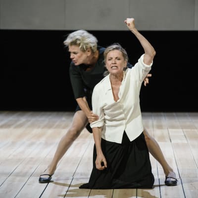 Stina och Ylva Ekblad i Maria Stuart på Dramaten.