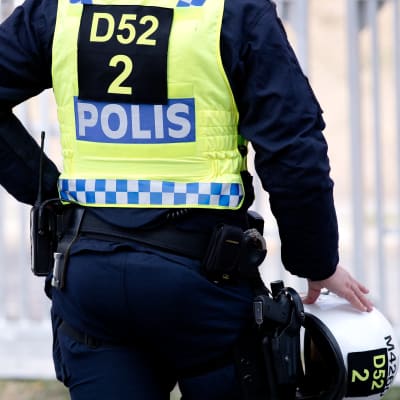 Bild av svensk polis tagen bakifrån. 