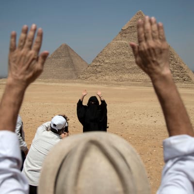 Turisteja Gizan pyramideilla 1.7.2020 