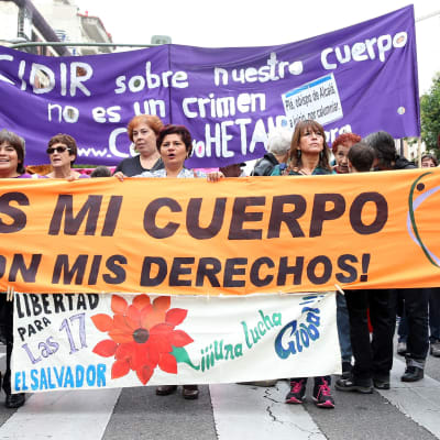 Demonstranter från Den feministiska rörelsen i Madrid håller upp banderoller med texterna "Att bestämma över våra kroppar är inte ett brott" samt "Det är min kropp och mitt val" under en demonstration på den internationella dagen dör dekriminalisering av