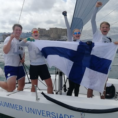 Finländsk seglarkvartett firar Universiadguld.