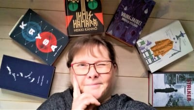 Marit Lindqvist omgiven av sex romaner nominerade till Finlandiapriset 2022.